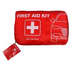 First Aid Kit Φαρμακείο Αυτοκινήτου με πιστοποίηση DIN13164:2022 σε κόκκινη θήκη, λευκό φόντο.