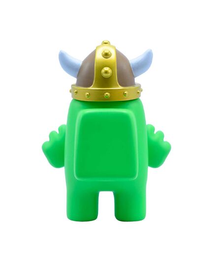 Συλλεκτική φιγούρα Among Us Green Viking σε λευκό φόντο και πίσω λήψη.