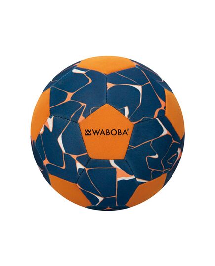Πορτοκαλί Waboba Sporty Soccer Ball σε λευκό φόντο.