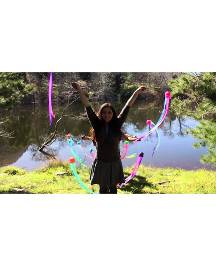 Ζογκλέρ που χρησιμοποιεί τις κορδέλες JUGGLE DREAM SCARF.