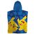 Μπλε και κίτρινο Παιδικό Poncho Πετσετούλα - Pokémon Pikachu σε λευκό φόντο.