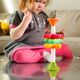 Κορίτσι παίζει με το Fat Brain Toys Mini Spinny
