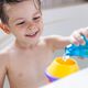 Fat Brain Toys - DripDrip - Παιχνίδι για το μπάνιο - Παιδί παίζει με το DripDrip σε μπανιέρα
