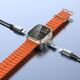 Ρολόι Apple iWatch που φορτίζει επάνω στη βάση TF2800 της Techancy.